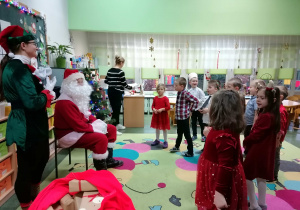 Mikołaj odwiedza dzieci w grupie "Biedronki".