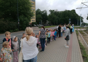 Dzieci czekają na zamówiony tramwaj.