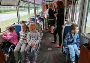 Dzieci podróżują przez Łódź zamówionym tramwajem.