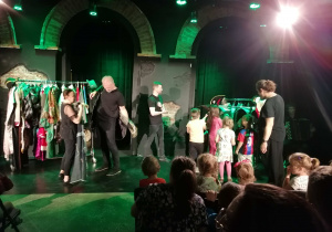 Aktywny udział dzieci w spektaklu pt. "Wymyślanka" w Teatrze komedii Impro.