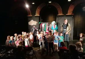 Aktywny udział dzieci w spektaklu pt. "Wymyślanka" w Teatrze komedii Impro.