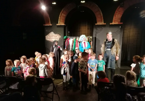 Aktywny udział dzieci w spektaklu pt. "Wymyślanka" w Teatrze komedii Impro.