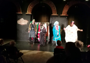 Aktywny udział dzieci w spektaklu pt. "Wymyślanka" w Teatrze komedii Impro.