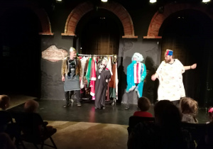 Aktywny udział dzieci w spektaklu pt. "Wymyślanka" w Teatrze komedii Impro.