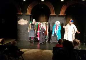 Aktywny udział dzieci w spektaklu pt. "Wymyślanka" w Teatrze komedii Impro.