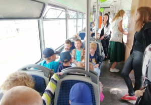 Dzieci podróżują przez Łódź zamówionym tramwajem- powrót do przedszkola.