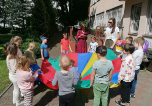 Udział dzieci w zabawach integracyjnych z chustą animacyjną.