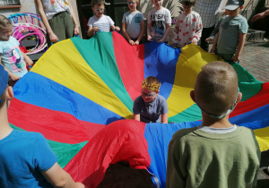 Udział dzieci w zabawach integracyjnych z chustą animacyjną.