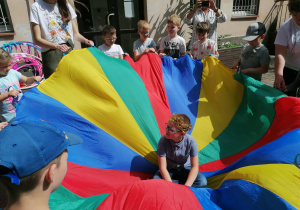 Udział dzieci w zabawach integracyjnych z chustą animacyjną.