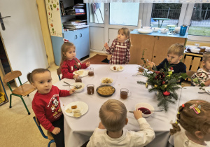 Dzieci próbują wigilijne potrawy.