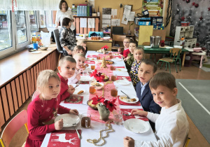 Świąteczny obiad. Dzieci próbują wigilijnych potraw.