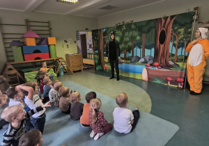 Dzieci oglądają przedstawienie teatralne.