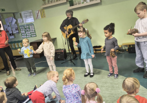 Dzieci grają na instrumentach muzycznych.