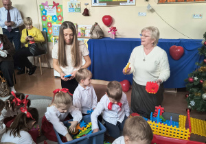 Zabawa z babcią i dziadkiem.