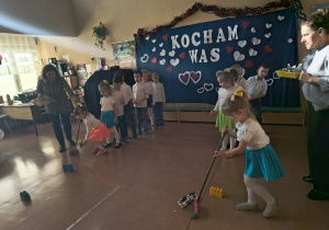 Dzieci uczestniczą w konkursach.