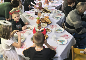 Poczęstunek dla babci i dziadka.