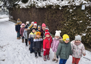 Grupa Pszczółek podczas zimowego spaceru.