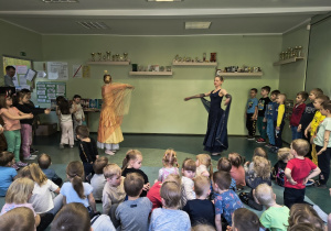 Baletnice prezentują taniec.
