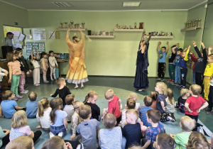 Baletnice prezentują taniec.