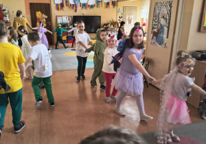 Dzieci ze wszystkich grup uczestniczą w zabawach muzyczno-ruchowych.