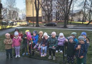 Dzieci z grupy Pszczółek z marzanną.