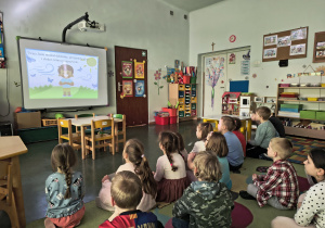 "Jaś i niebieskie motyle" - dzieci oglądają filmik edukacyjny.