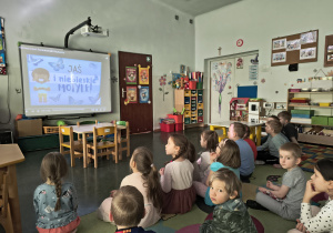 "Jaś i niebieskie motyle" - dzieci oglądają filmik edukacyjny.