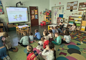 Dzieci oglądają prezentację multimedialną.