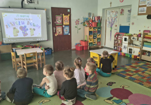 Dzieci oglądają prezentację multimedialną.
