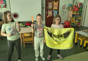 Dzieci pokazują akcesoria przydatne w pracy policjanta.