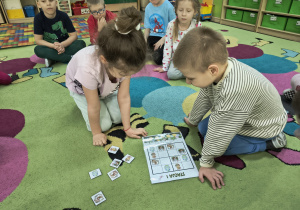 Dziewczynka z chłopcem rozwiązują wielkanocne sudoku.