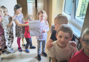 Dzieci wracają do sali po odnalezieniu zadania wielkanocnego.