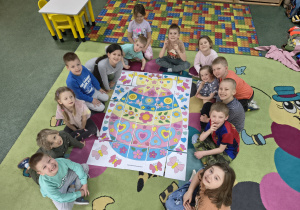 Dzieci prezentują ułożone puzzle wielkanocne.