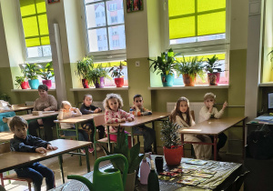 Dzieci biorą udział w zajęciach przyrodniczych.