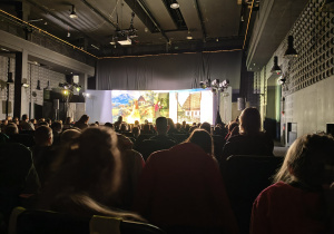 Aktorzy występujący na scenie.