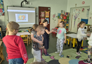 Dzieci witają się wybraną częścią ciała.